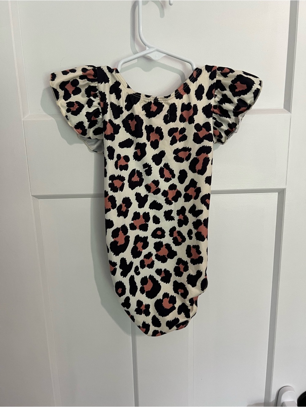 Mila & Rose Leopard Print Flutter-Sleeve Baby bodysuit in leopard print - Picture 2 of 3
